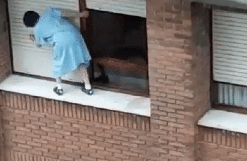 Graban en video a una mujer que limpia las persianas subida a una ventana de un séptimo piso en España