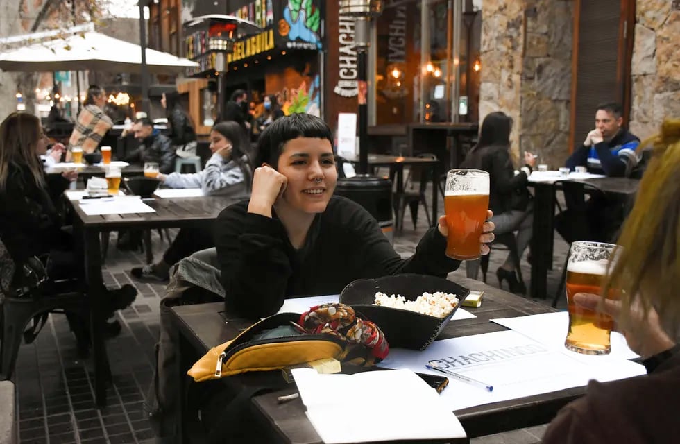 Camila y Luna disfrutan de una cerveza en un bar de la calle Arístides / Mariana Villa / Los Andes