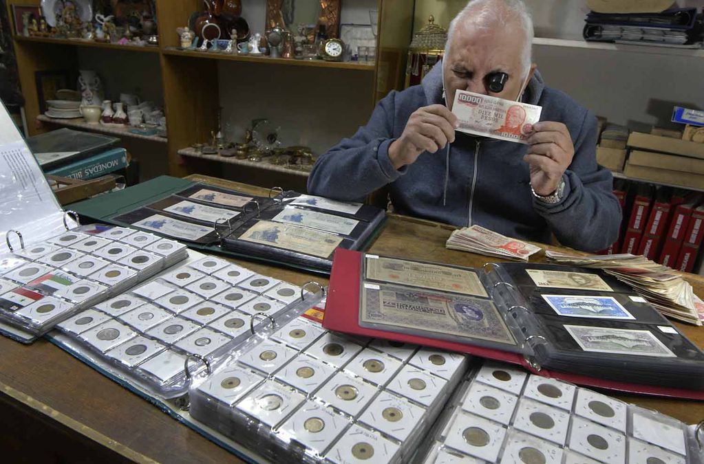 Joaquín Masalles (76), Coleccionista y empresario de la Numismática (colección de billetes y monedas) y la Filatelia (colección de estampillas). Foto: Orlando Pelichotti / Los Andes. 