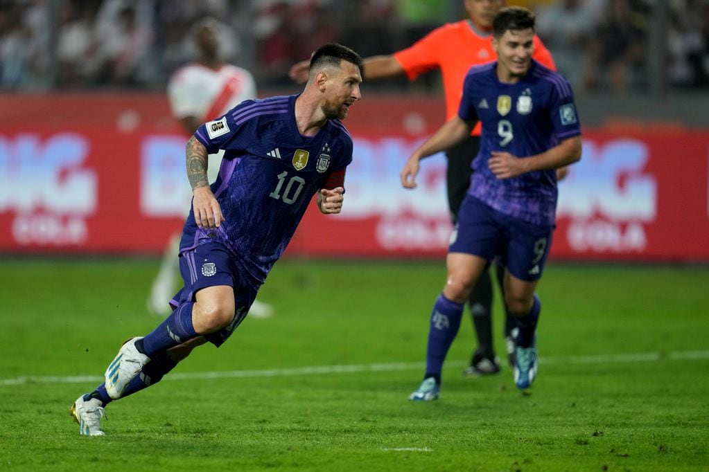 Lionel Messi brilló en Lima y sus goles encaminaron la victoria de Argentina sobre Perú, por eiiminatorias para el Mundial 2026. (AP)