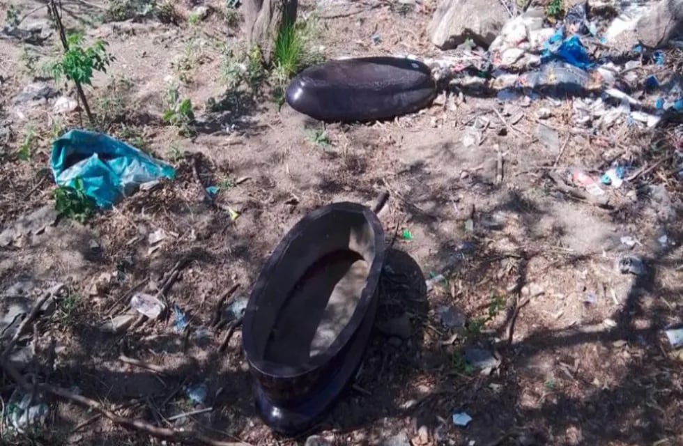 Una cuadrilla de limpieza de Córdoba encontró un ataúd en un terreno baldío. El hallazgo sucedió en un costado de la colectora de la autopista Córdoba-Carlos Paz.