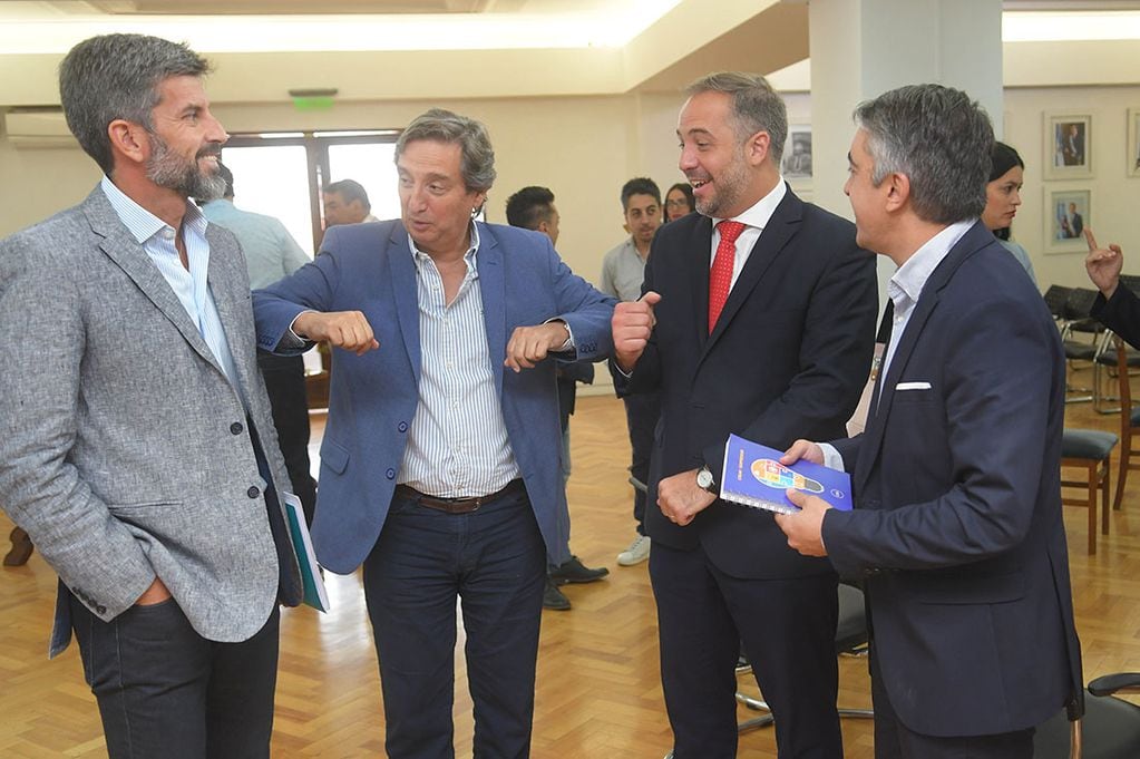 Ulpiano Suárez (izquierda) y Sebastián Braganolo (derecha) están tranquilos con las elecciones. En el medio codea Emir Félix y se ríe Matías Stevanato, pero los comicios se le presentan complicados.   
