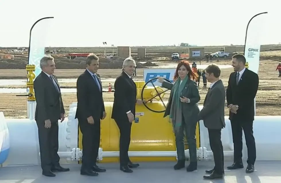 Alberto Fernández, Cristina Kirchner y Sergio Massa durante la inauguración del gasoducto. Foto: Captura transmisión en vivo.