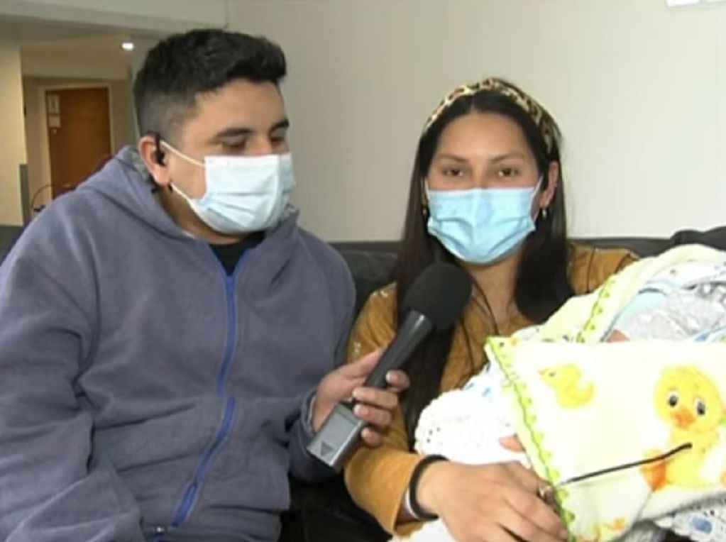 Francisco Benítez (22) y su novia Rocío Ruiz (23), ahora padres de Ciro. / 