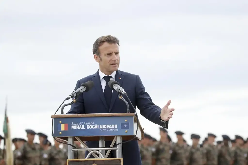 Emmanuel Macron, presidente de Francia, ante soldados franceses desplegados en la Base Aérea Mihail Kogalniceanu de la OTAN en Rumanía.