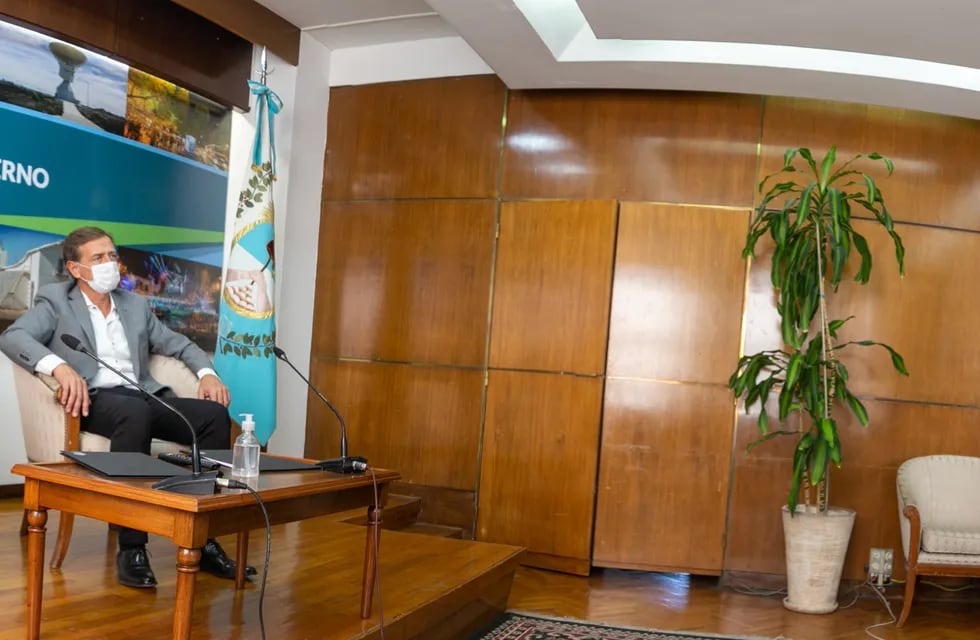 El Gobernador Rodolfo Suaréz y el ministro de Economúa Enrique Vaquié durante la confernecia virtual con el ministro de Desarrollo Productivo de la Nación, Matías Kulfas.