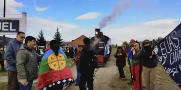 Mapuches en Esquel bloquearon La trochita en rechazo de los desalojos en Villa Mascardi.