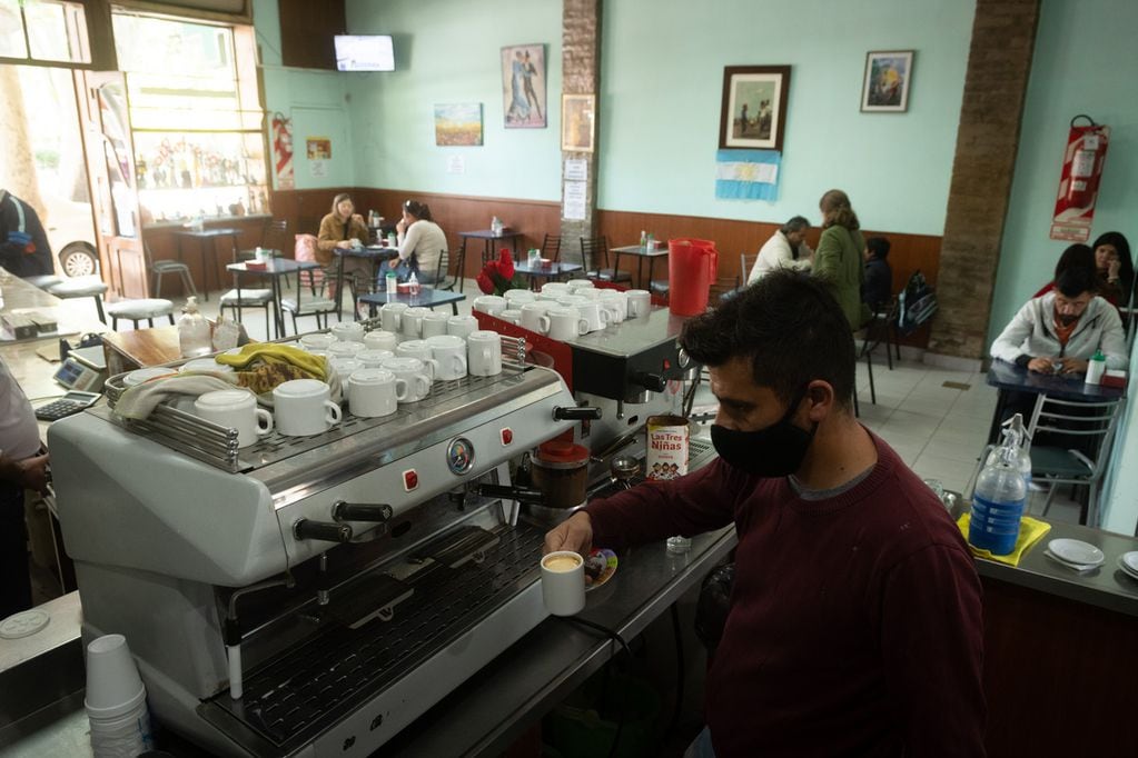 Cafés históricos de Mendoza
Federico Sosa, prepara y sirve café a los clientes.   
El Tostadero de Puerto Rico . Foto Ignacio Blanco / Los Andes