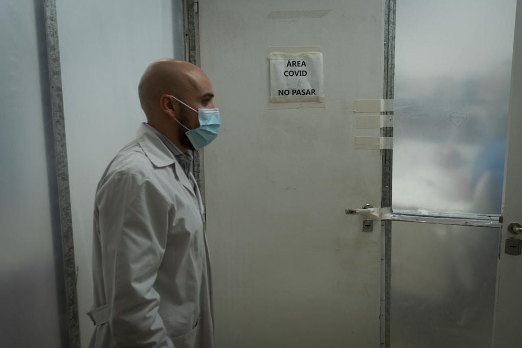 El Doctor Marcos Marengo jefe de las terapias intensivas recorre los pasillos del hospital El Carmen.