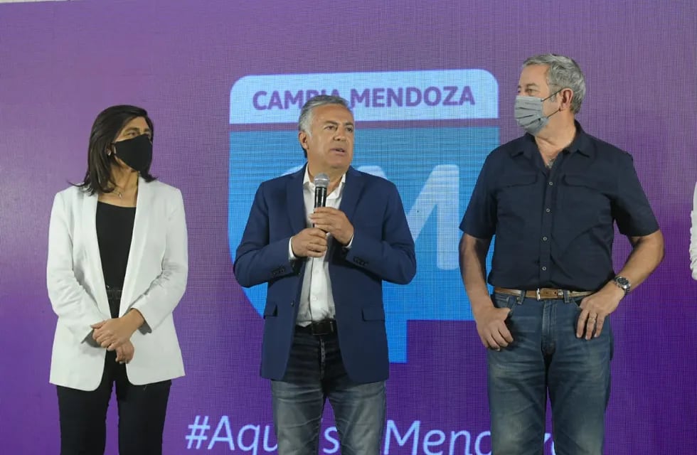 Mariana Juri, Alfredo Cornejo y Julio Cobos tras el triunfo de Cambia Mendoza. / Ignacio Blanco