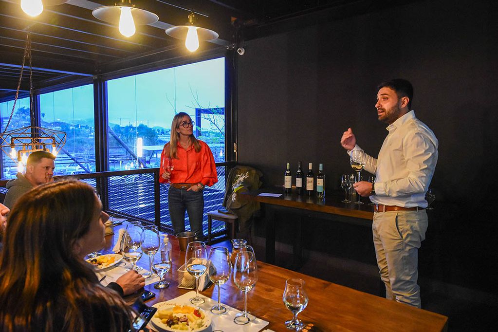 Ana Puelles y Juan Pablo Díaz guiaron una didáctica charla y respondieron todas las dudas de los asistentes sobre vinos blancos.