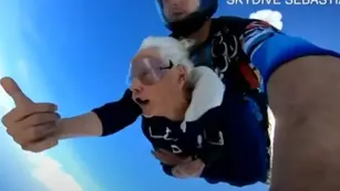 Abuelita en paracaídas