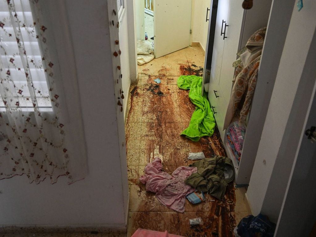 El interior de una casa en un kibutz. Ropa y sangre por todas partes fue lo que dejaron los terroristas al atacar a familias enteras mientras dormían.