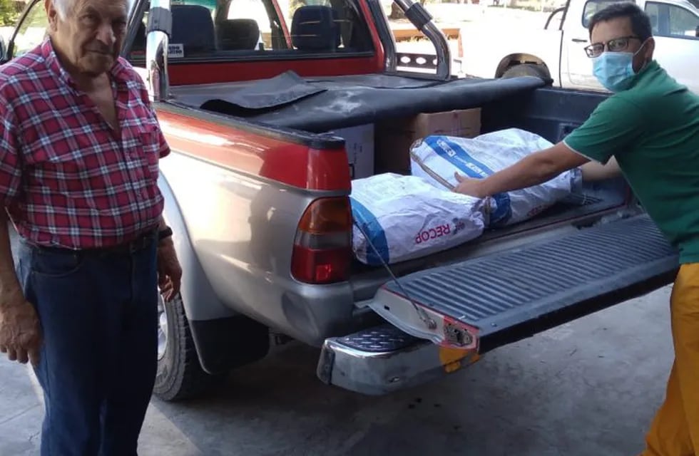 Iscamen entrega oxicloruro de cobre a productores afectados por granizo en el Este. Foto: Gentileza