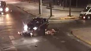Un automovilista chocó a una moto y sus dos ocupantes salieron volando