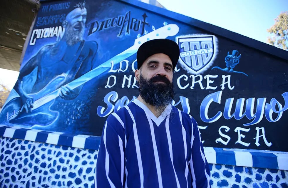 Diego Aput es mendocino, músico y tiene su mural como hincha destacado de Godoy Cruz en calle Balcarce. / Claudio Gutiérrez