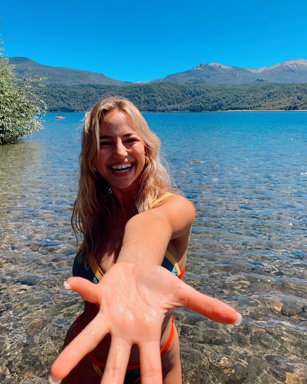 Chantal Roitman enamora en bikini y con los lagos del sur de fondo
