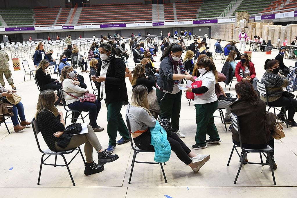 Vacunación docente en el estadio Arena Aconcagua de Ciudad 