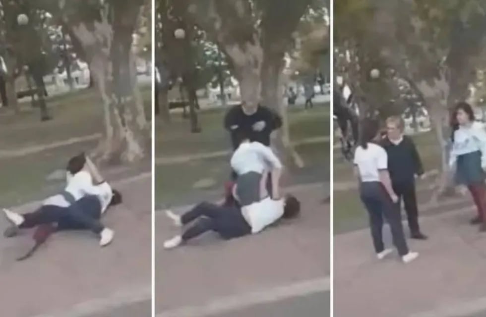 La mujer separó a las cachetadas a las chicas que se peleaban en la plaza.