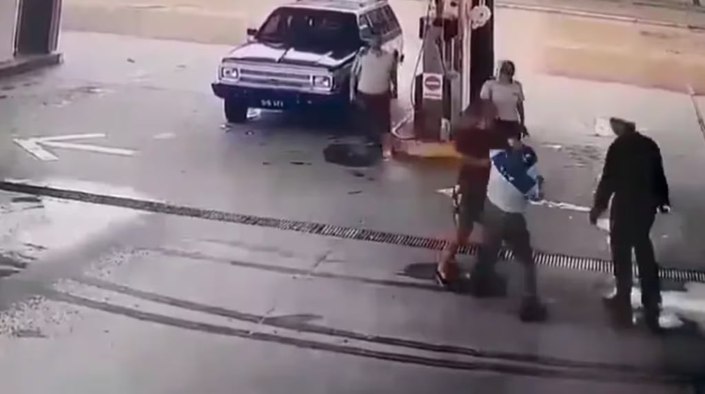 Un conductor atacó a un playero porque se negó a cargarle nafta con la oblea vencida. Captura: X / @Hechosanderecho