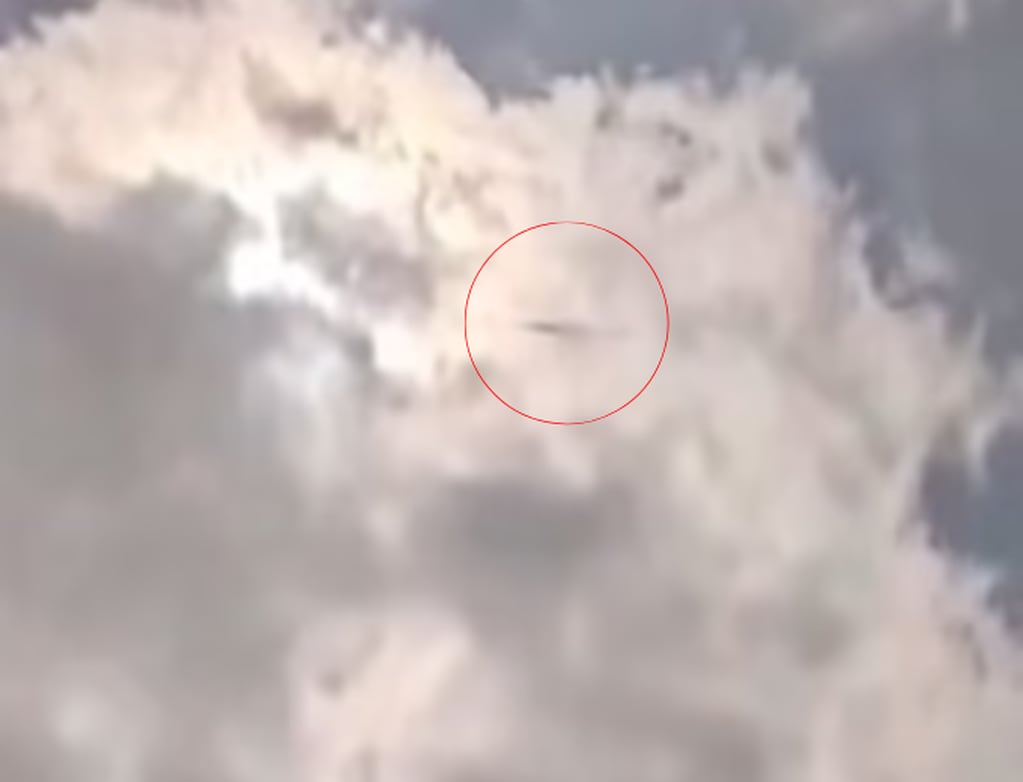Pese a que muchas personas aseguraron que se trataba de "extraterrestres", un "observador de aviación" de la red social X aseguró que era un avión que voló a mayor altitud sobre una nube. Foto: @MattWallace888 / X