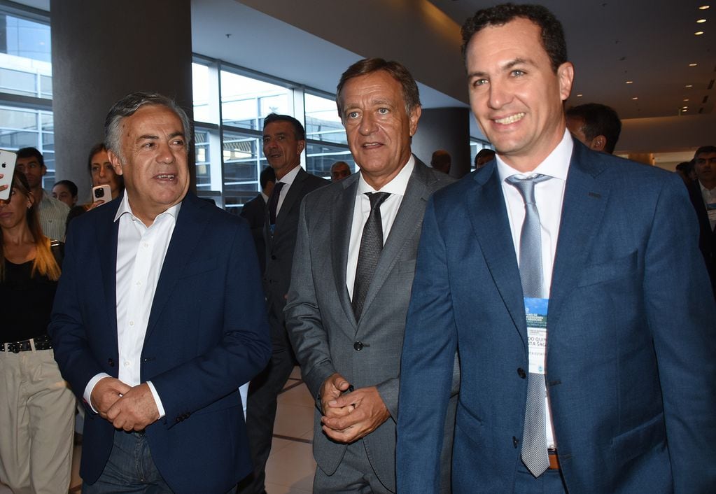 Alfredo Cornejo, uno de los invitados al Foro de Inversiones y Negocios, junto a Rodolfo Suárez y Eduardo Pulenta.