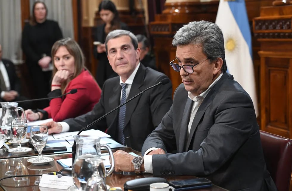 De izquierda a derecha, los senadores Juliana Di Tullio, Ricardo Guerra y Víctor Zimmermann, en la Comisión de Presupuesto y Hacienda (Foto: Comunicación Senado)