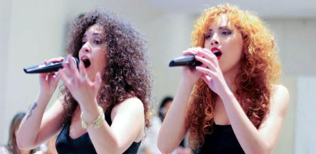 
    Ailín y Melanie Agostini. Fueron suceso en “Elegidos...” por su dueto con un tema de Aretha Franklin.
   