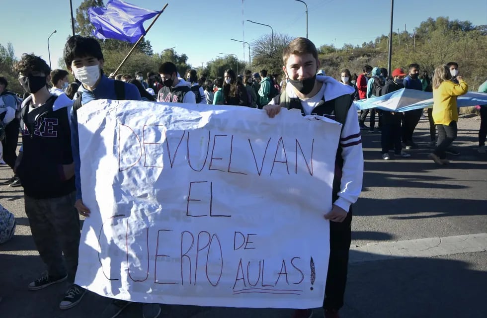 Alumnos del Liceo Agrícola cortaron la avenida San Francisco de Asís. / Orlando Pelichotti