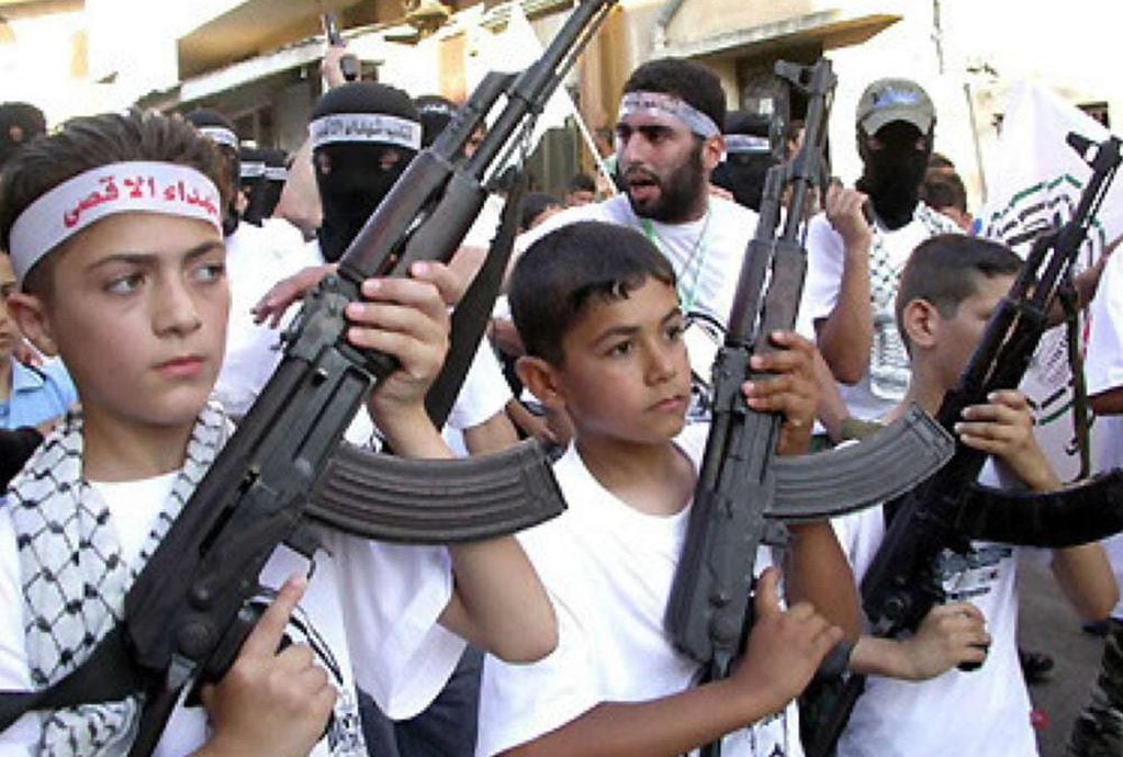 En la Franja de Gaza, los niños son llevados por Hamás afuera de las escuelas para ser entrenados en armas y fomentando el odio hacia Israel.