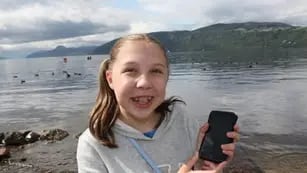 El supuesto "Nessie" fue atrapado in fraganti por una chica, que estaba de vacaciones con su familia en Escocia.