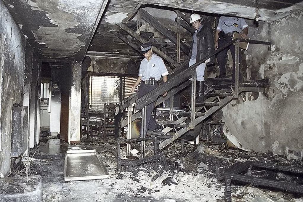 Así quedó la casa de la familia Bagnato luego del incendio provocado el 17 de febrero de 1994. Foto: Twitter.