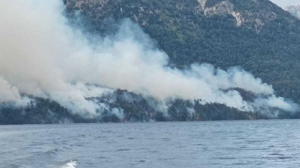 Bariloche. Se desató otro feroz incendio forestal en el Parque Nacional Nahuel Huapi.