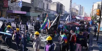 Marcha de las organizaciones sociales oficialistas y opositoras están cortados los principales accesos a la Ciudad Juan Grabois en el puente Pueyrredon. (Clarín)