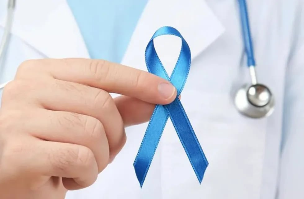 La cinta color azul marino simboliza la prevención del cáncer de colon.