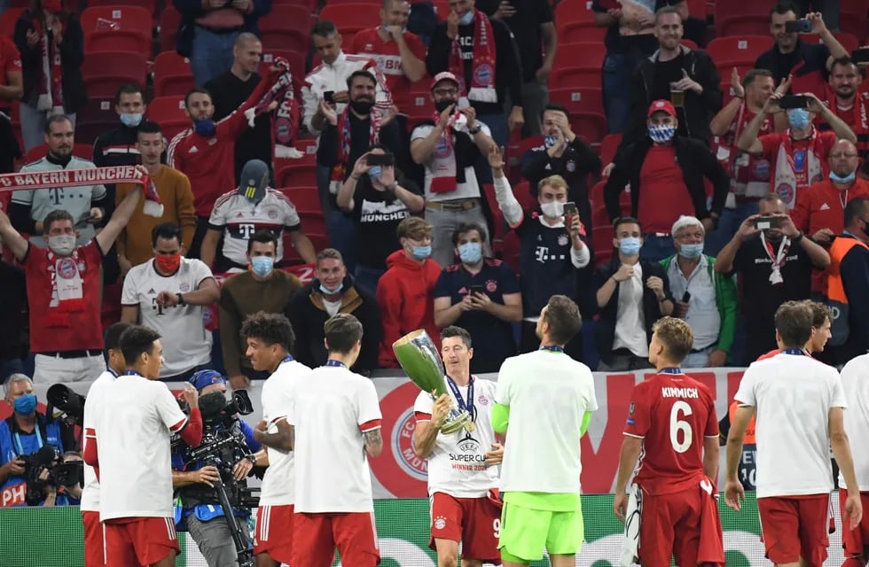 La UEFA aprueba la presencia de público en los estadios, tras la prueba piloto ayer en Budapest, en la final de la Supercopa de Europa entre el Bayern y Sevilla./AP