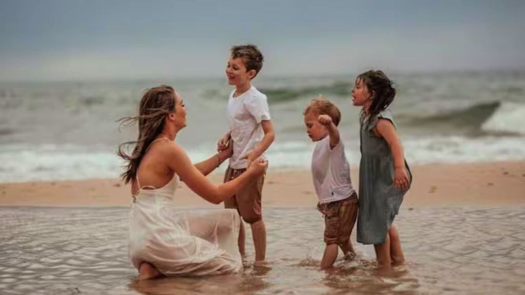 Renee Staska con sus  tres hijos, todos afectados por la enfermedad  Niemann-Pick tipo C (NPC)
