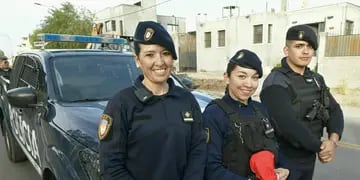 Los policías Paula Hormigo, Agustina Chamorro y Nataniel Encina cuidaron a la beba abandonada en Ciudad
