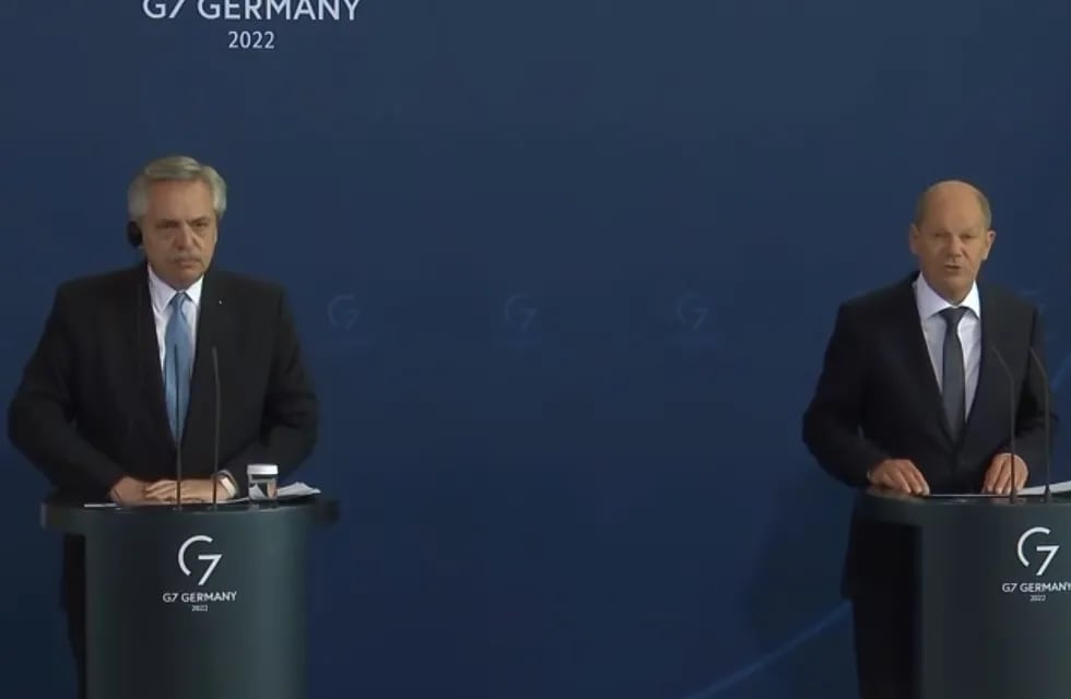 El presidente de la Nación Alberto Fernández en Alemania junto al canciller federal de Alemania, Olaf Scholz. Captura de TV.