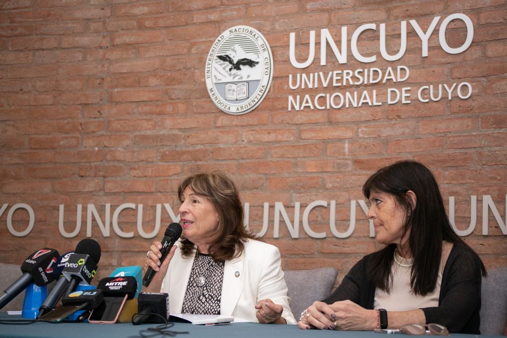 La rectora de la Universidad Nacional de Cuyo, Esther Sanchez, junto a María Ana Barrozo, directora general de Educación Secundaria de la UNCuyo.