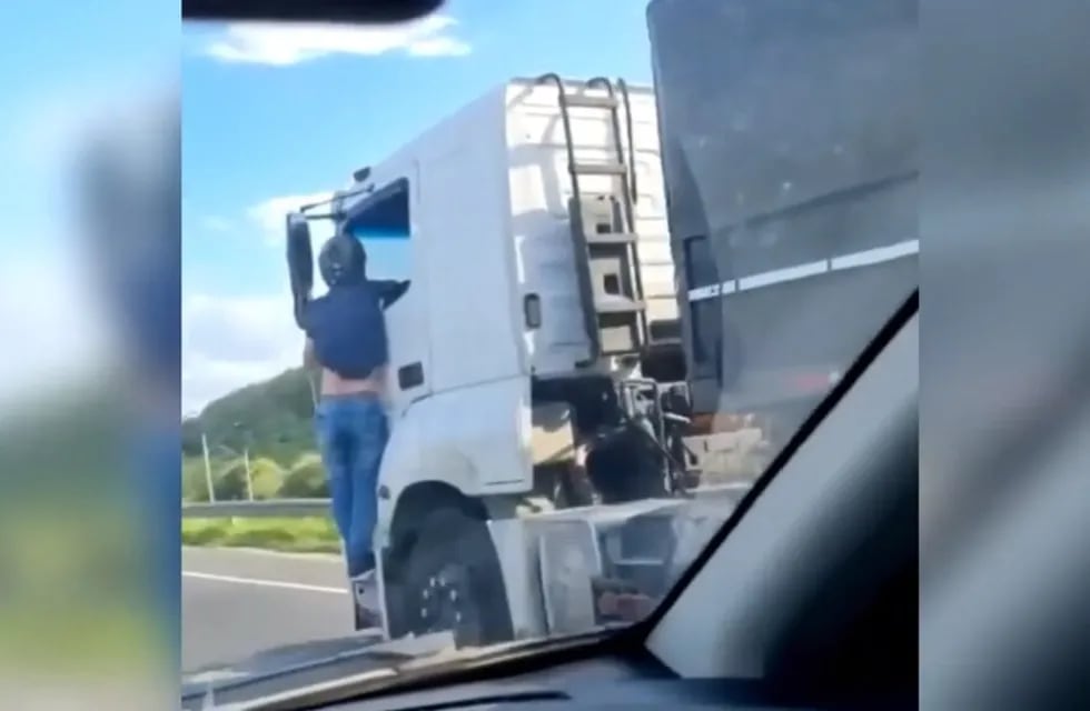 El hombre se colgó del camión para detener al chofer que se dio a la fuga luego de embestir a su esposa y causarle la muerte.
