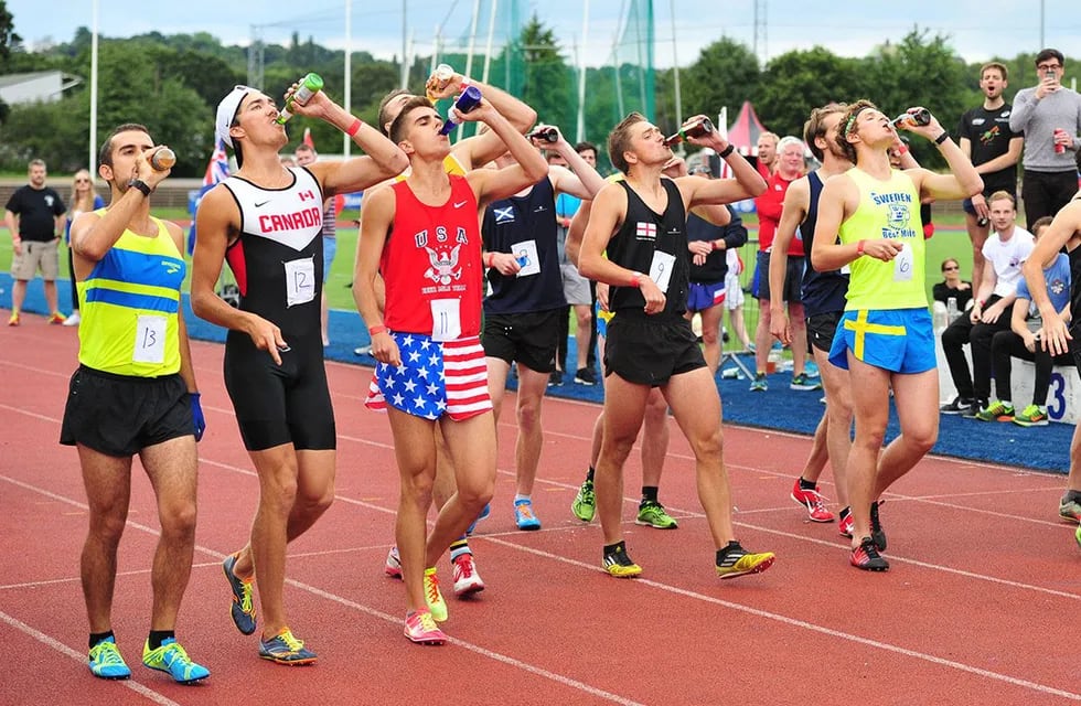 Insólito: los que corren tomando cerveza batieron el récord mundial de la "Beer Mile"