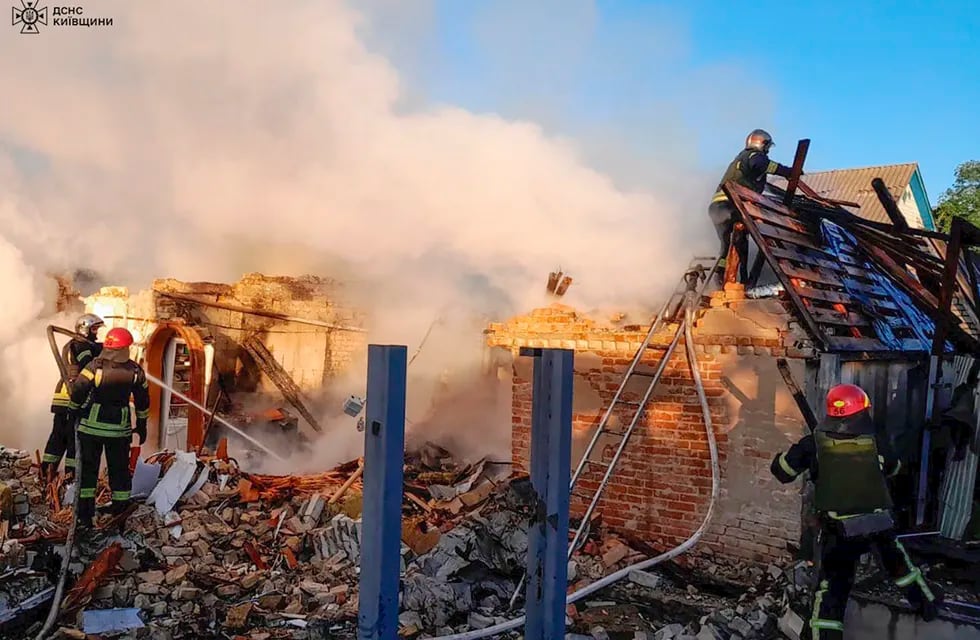 En esta imagen proporcionada por el Servicio Ucraniano de Emergencias, rescatistas trabajan en un edificio dañado después de un ataque de misiles rusos en la región de Kiev, Ucrania, el miércoles 8 de mayo de 2024. (Servicio Ucraniano de Emergencias via AP Foto)