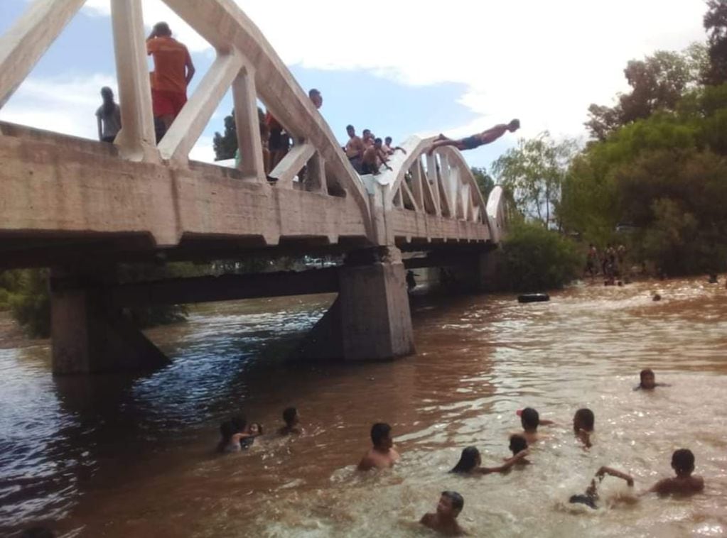 Y un día volvió el agua: el caudal récord en el Río Mendoza llevó el agua a zonas de Lavalle secas desde hacía 15 años. Foto: Gentileza Juan Martoni Nievas