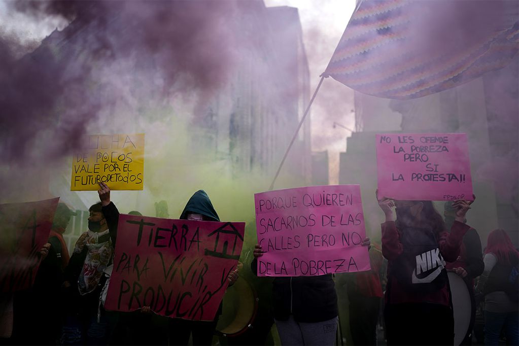 Los manifestantes sostienen pancartas caseras durante una protesta exigiendo un aumento en los programas para desempleados y en rechazo al acuerdo del gobierno con el Fondo Monetario Internacional en la Plaza de Mayo en Buenos Aires, Argentina, el jueves 14 de julio. 2022.(AP Foto/Natacha Pisarenko)
