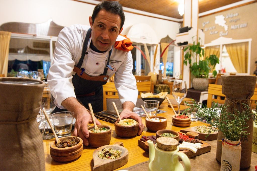 Sergio Kurrenthy lleva adelante su restaurante de las comidas tipicas de sus ancestros. Foto: Mariana Villa / Los Andes 