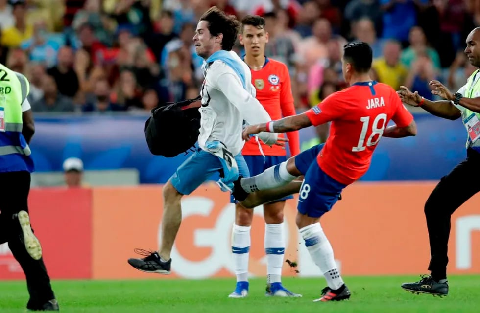 Un argentino se metió el partido y un jugador de Chile intentó agredirlo