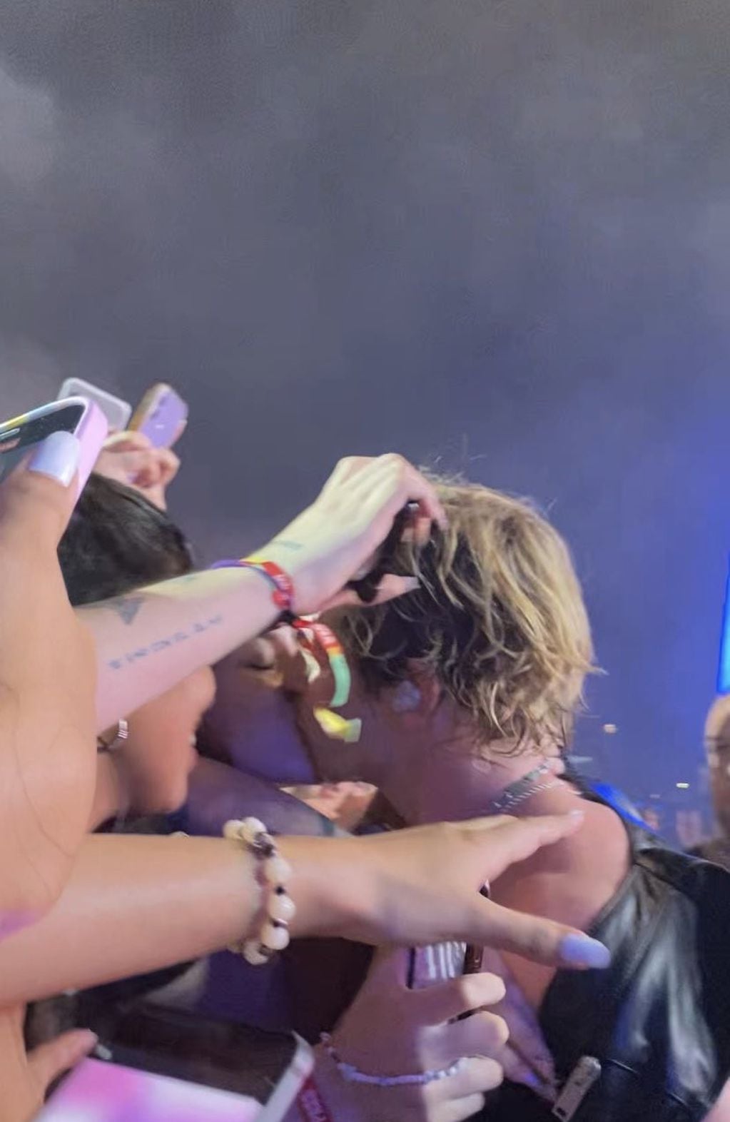 Ross Lynch se bajó del escenario y besó a una fan en el Lollapalooza Argentina 2024