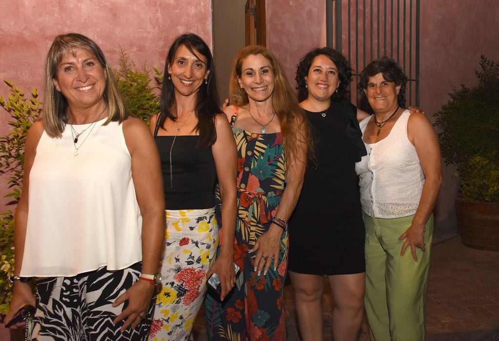 Bettina Konjak, Sandra Roux, Marita Siracusa, Aejandra Casetti y Luz Castro.