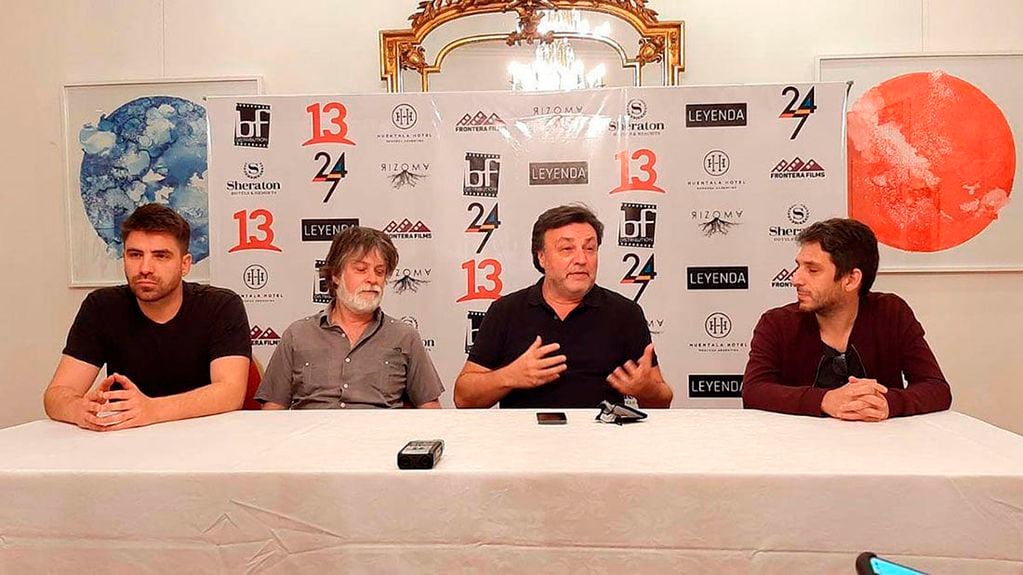 Marcos Carnevale junto a Sebastian Freund, de Rizoma, productor ejecutivo del film e integrantes de las productoras locales